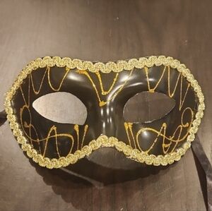 Columbina Venetian face mask, Black & Gold